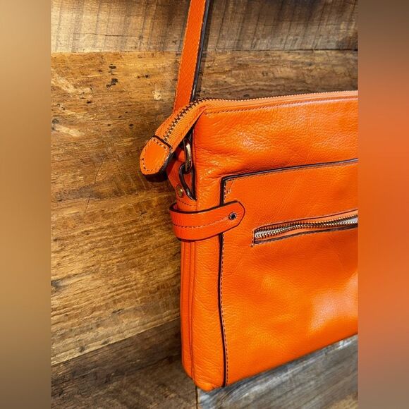 π§‘β Bright Rich Orange Pebbled Leather Crossbody Bag π§‘
Lots of pockets - Picture 3 of 16